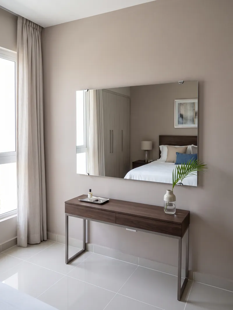 Espejo grande sin marco montado en la pared de una habitación