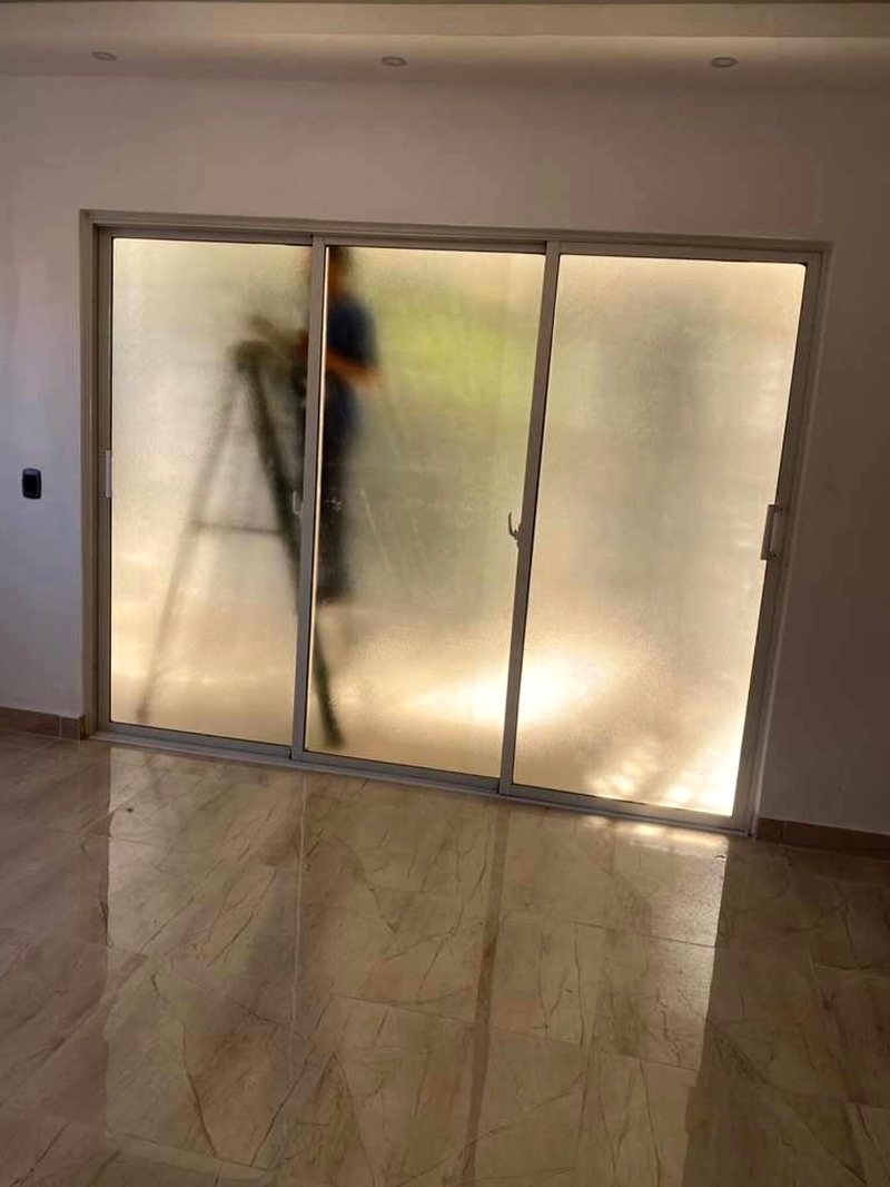 Puerta corrediza de vidrio esmerilado durante la instalación
