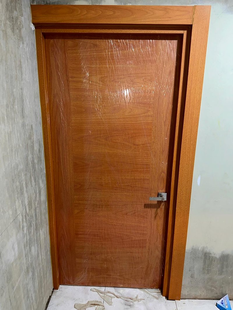 Puerta polimetálica con acabado imitación madera ya instalada en su marco
