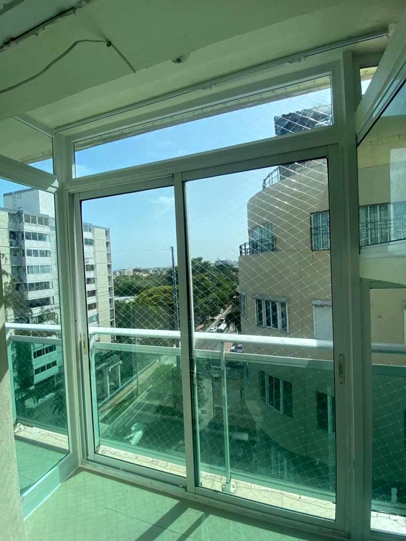 Ventana corrediza de aluminio en el balcón de un apartamento