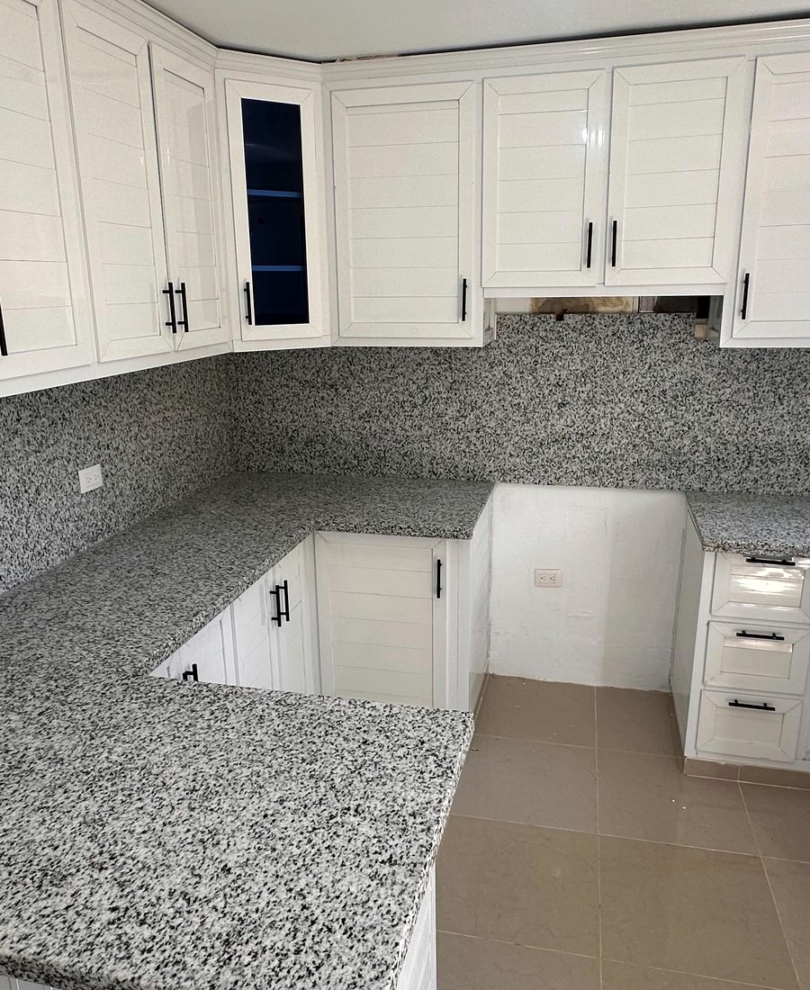 Cocina con gabinetes altos y bajos de puertas de vidrio